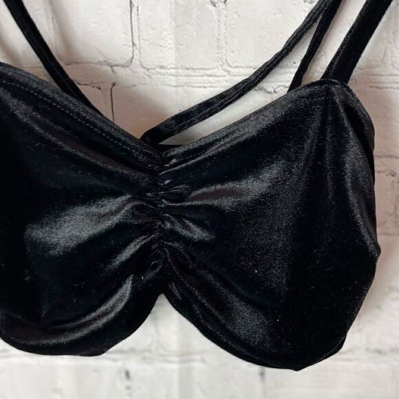 Pretty Little Thing Black Ruched Cross Back Velvet Crop Top - Picture 4 of 11